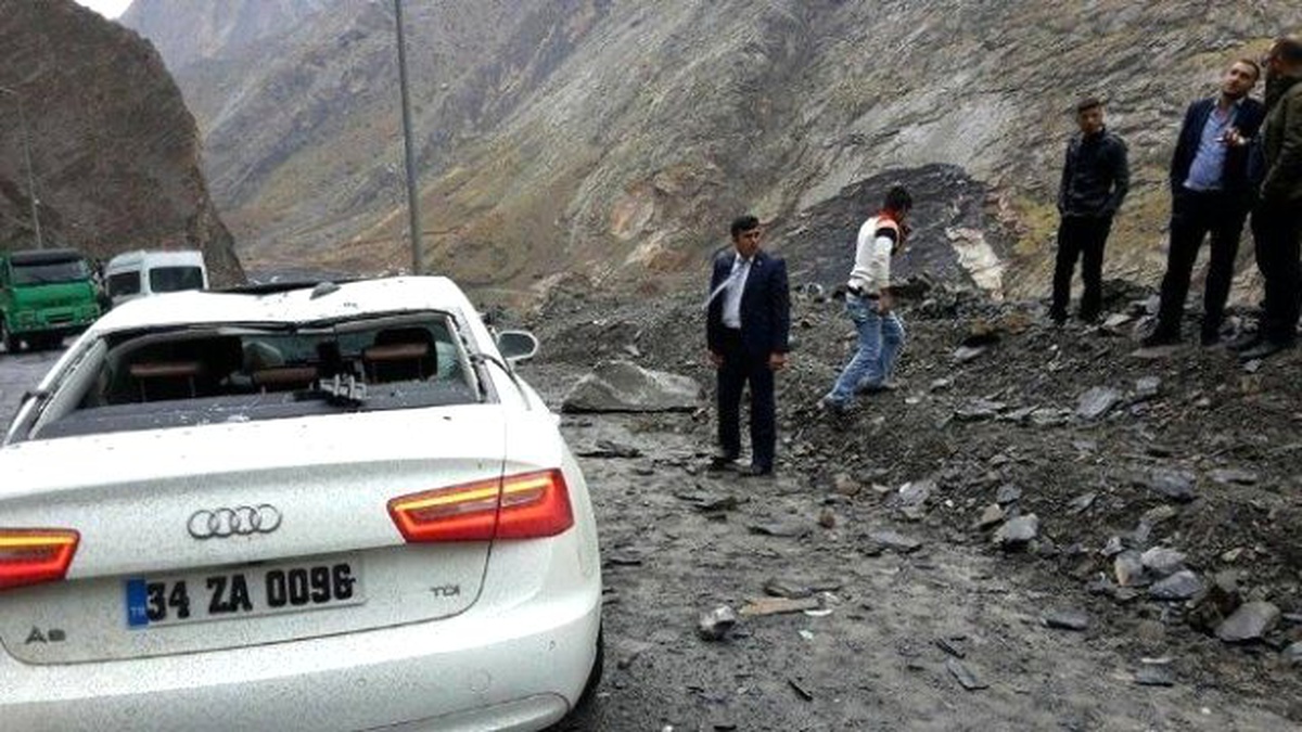 Seyir Halindeki Aracın Üzerine Kaya Düştü