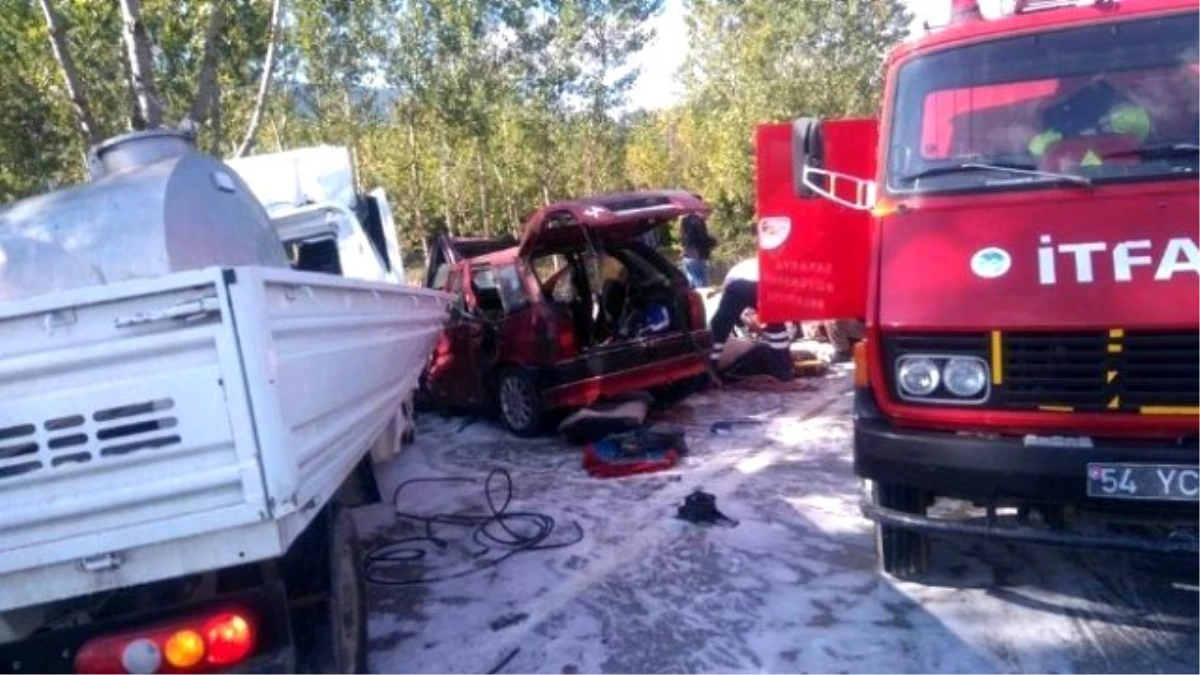 Süt Kamyoneti ile Otomobil Kafa Kafaya Çarpıştı: 1 Ölü, 3 Yaralı