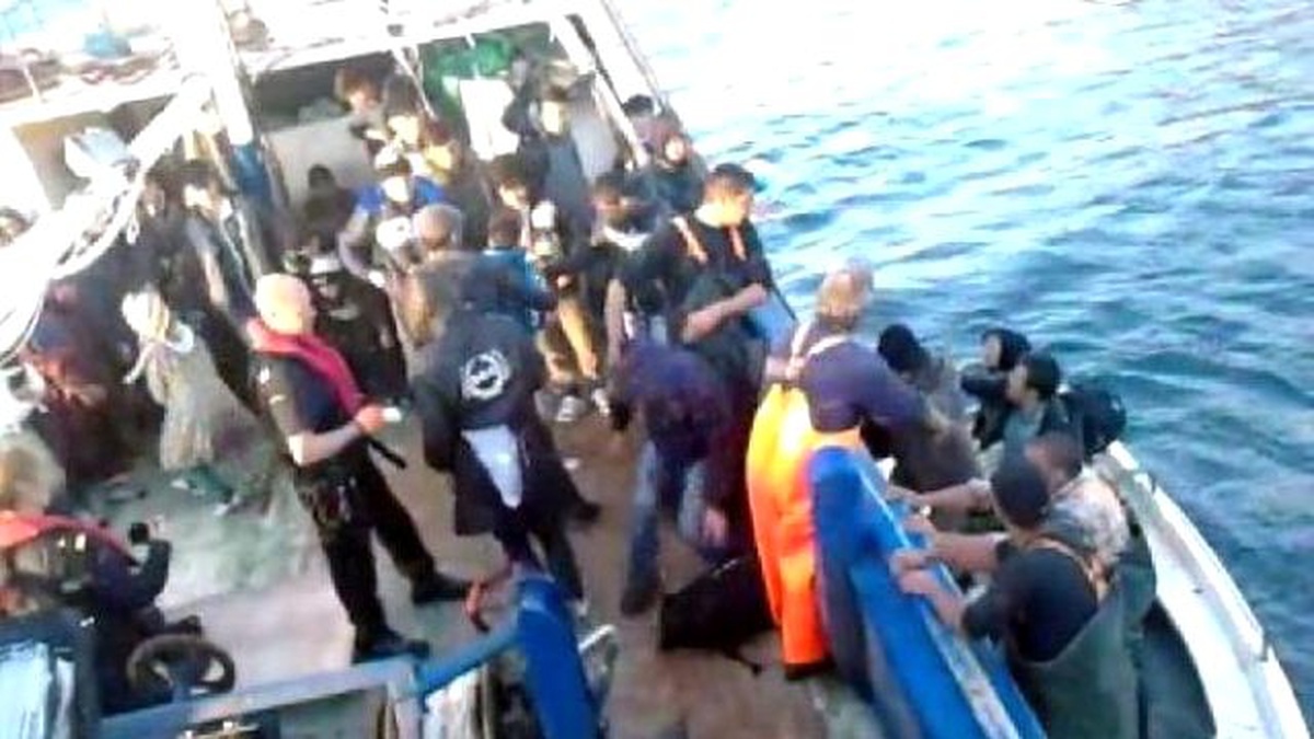 Tekneleri Batan Kaçakları Yunan Balıkçılar Kurtardı