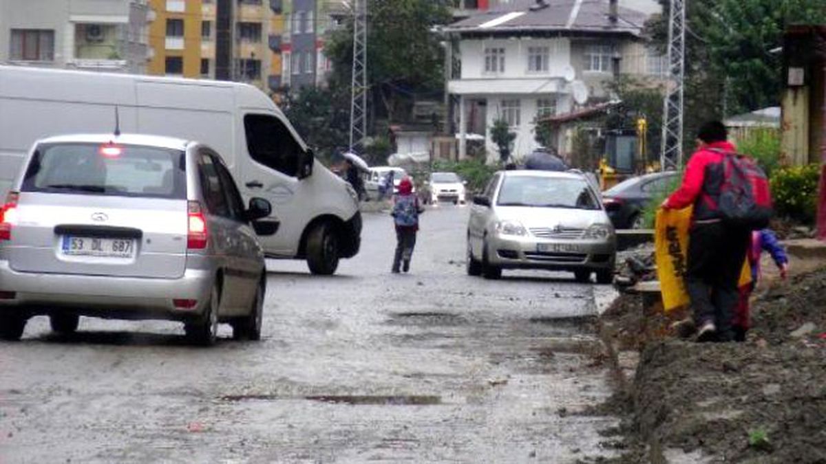 Yaya Kaldırımı Olmayan Yol Trafiğe Açıldı: 2 Çocuk Yaralandı