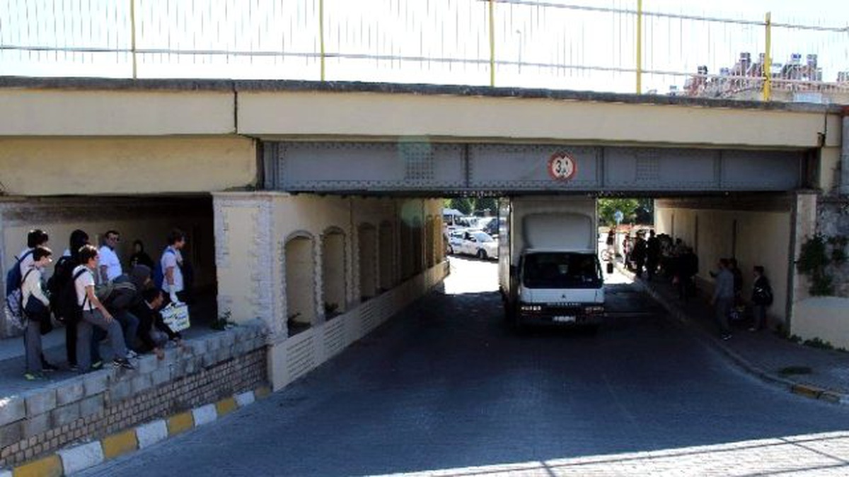 Yüksekliği Hesap Edemeyen Kamyonet Alt Geçitte Sıkıştı