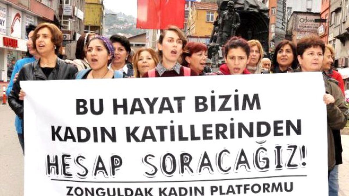 Eylem Yapan Kadınlara Yaklaşan Adam: Bomba Var, Birazdan Patlayacak