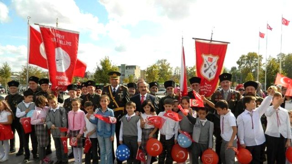 29 Ekim Cumhuriyet Bayramı Kutlamaları Çelenk Sunma ile Başladı