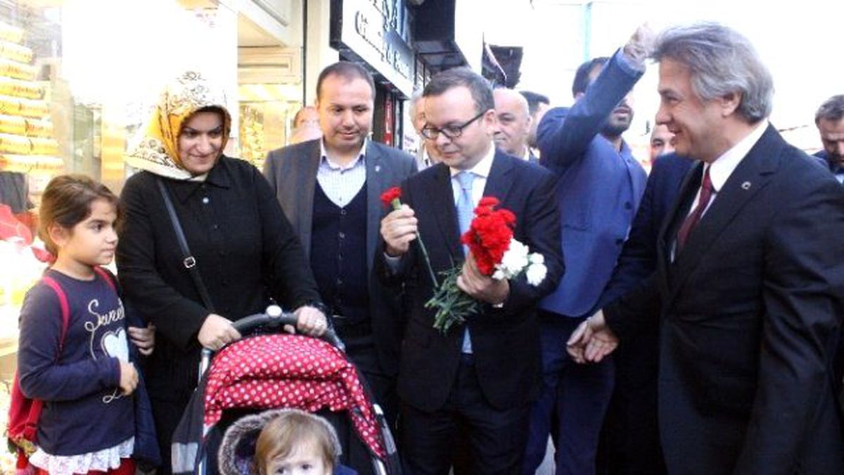 AK Parti\'den Beyoğlu\'nda Sevgi Yürüyüşü