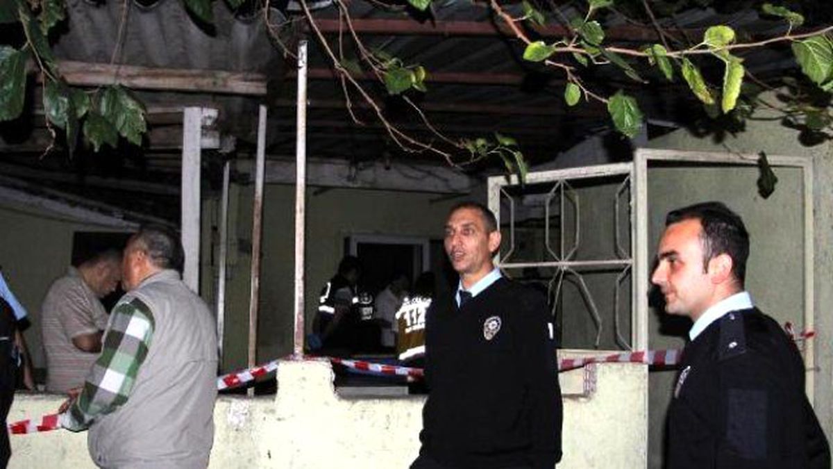 Yoldan Geçenleri Şoke Eden Manzara! Çardak Demirinde İntihar Etti