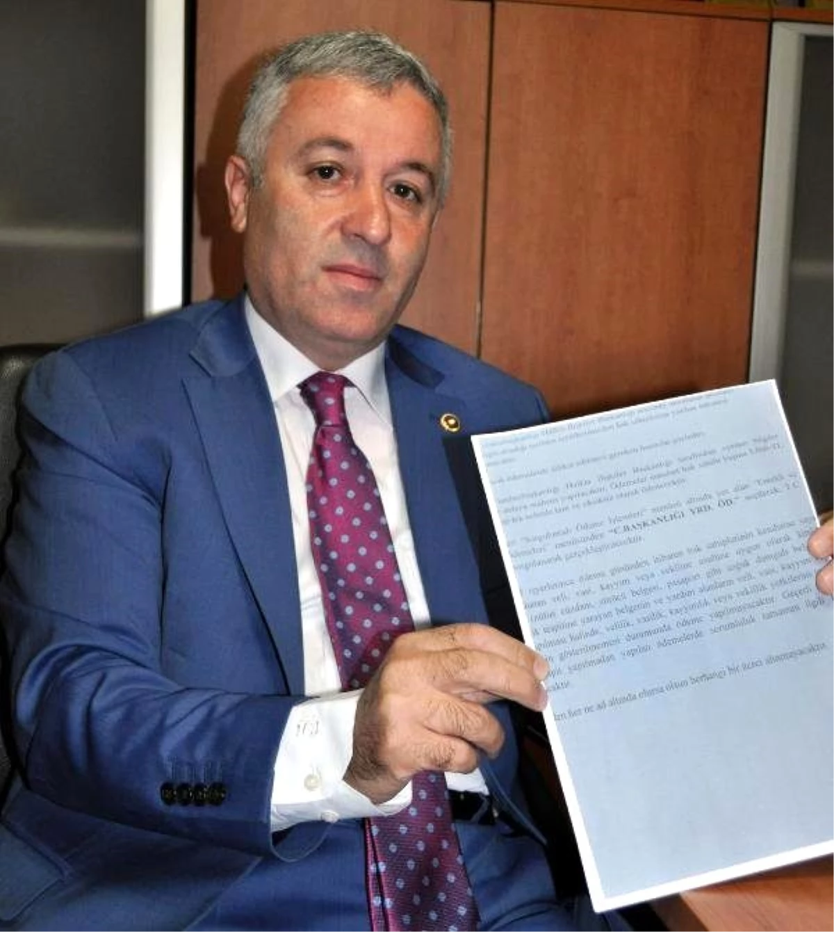 CHP ve MHP Milletvekilleri \'Cumhurbaşkanlığı Yardım Ödemesi\' Belgesini Gösterdi