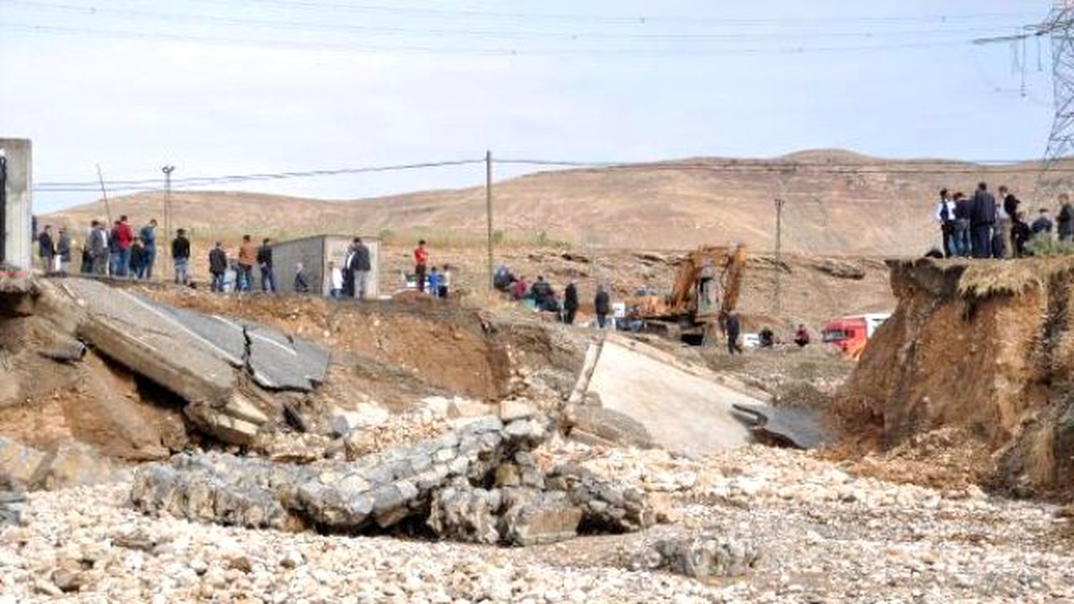 Cizre\'de Sel Köprü Yıktı, Evleri Bastı