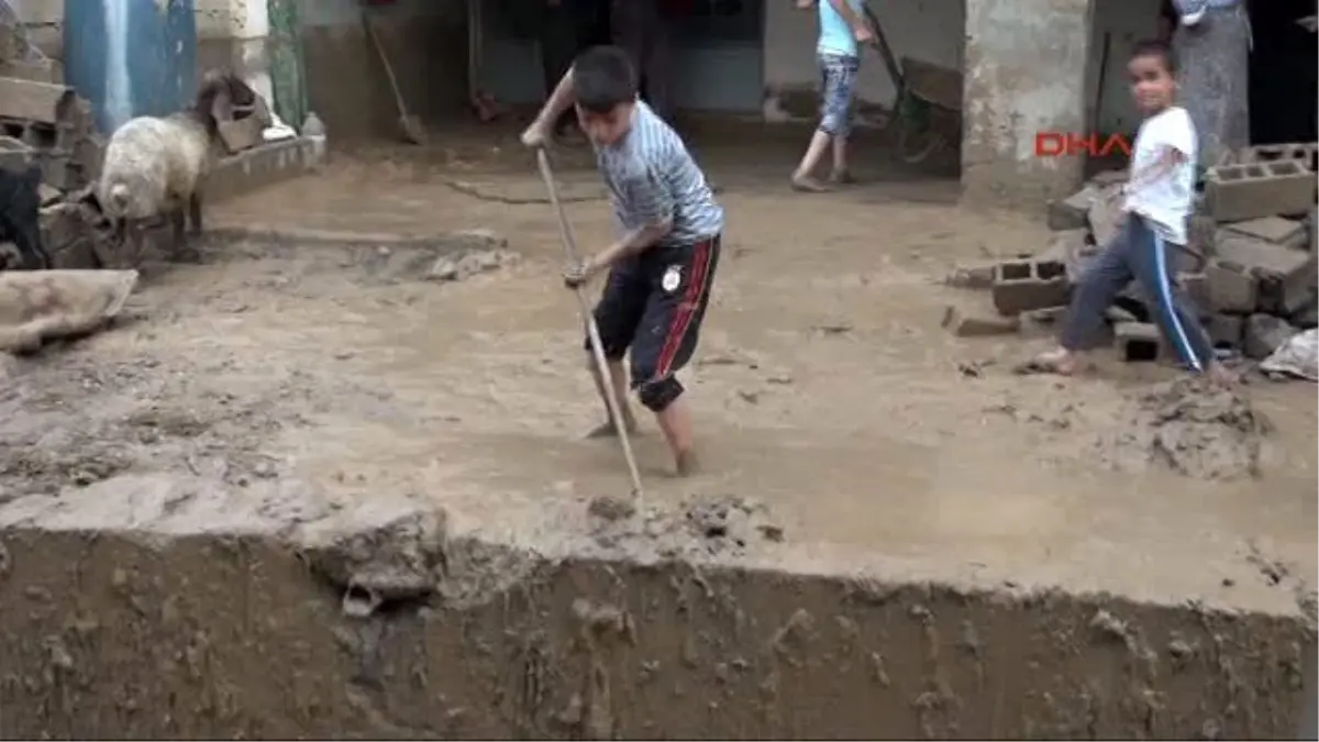 Cizre\'de Sel Köprü Yıktı, Evleri Bastı