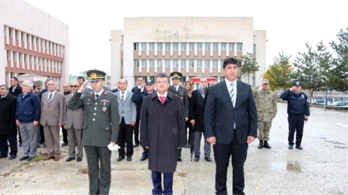 Cumhuriyet Bayramı 92. Yıl Dönümü Etkinlikleri Çelenk Sunumuyla Başladı