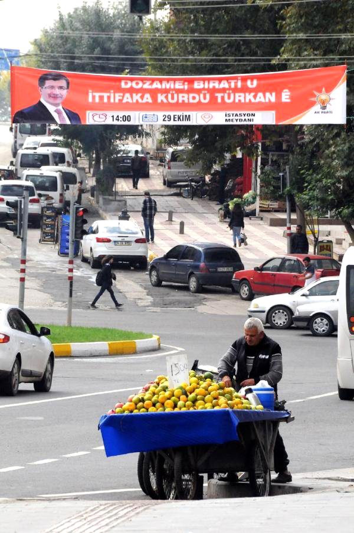 Diyarbakır\'da Davutoğlu İçin Kürtçe \'Kürt-Türk İttifakı\' Afişleri Asıldı