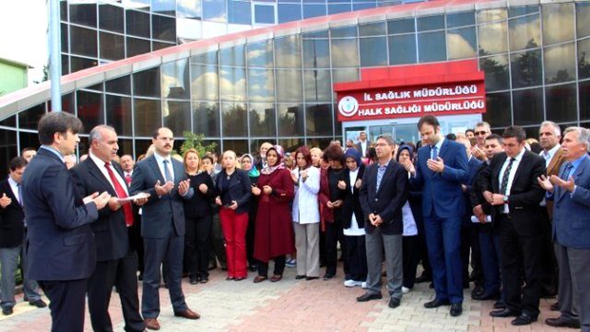 Diyarbakır\'da Şehit Edilen Sağlık Görevlileri İçin Sağlıkçılardan Eylem