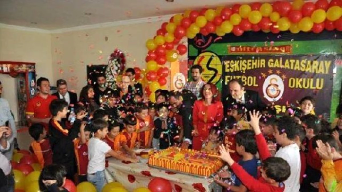 Eskişehir Galatasaray Futbol Okulu\'ndan Pastalı 2\'nci Yıl Kutlaması