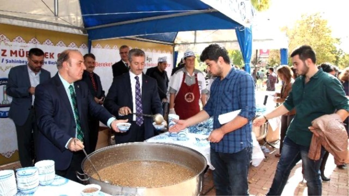 Gaziantep Üniversitesi Öğrencilere Aşure Dağıttı.