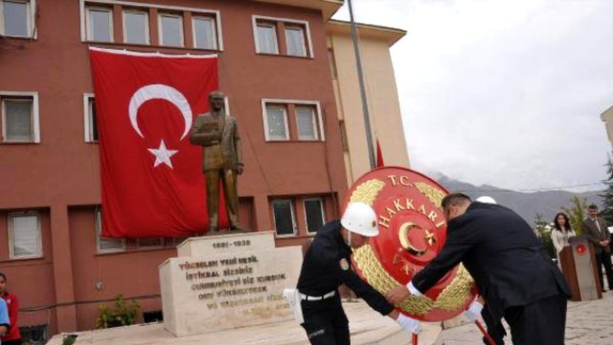 Hakkari\'de Bayram Kutlamaları Çelenk Sunumuyla Başladı