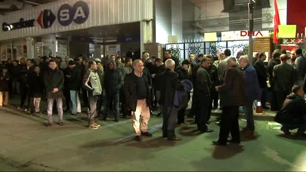 İpek Medya Binası Önündeki Bekleyiş Gece de Devam Etti