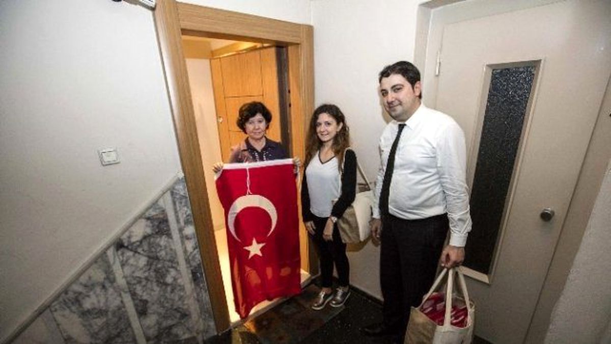İzmir\'de Her Yer Kırmızı Beyaz