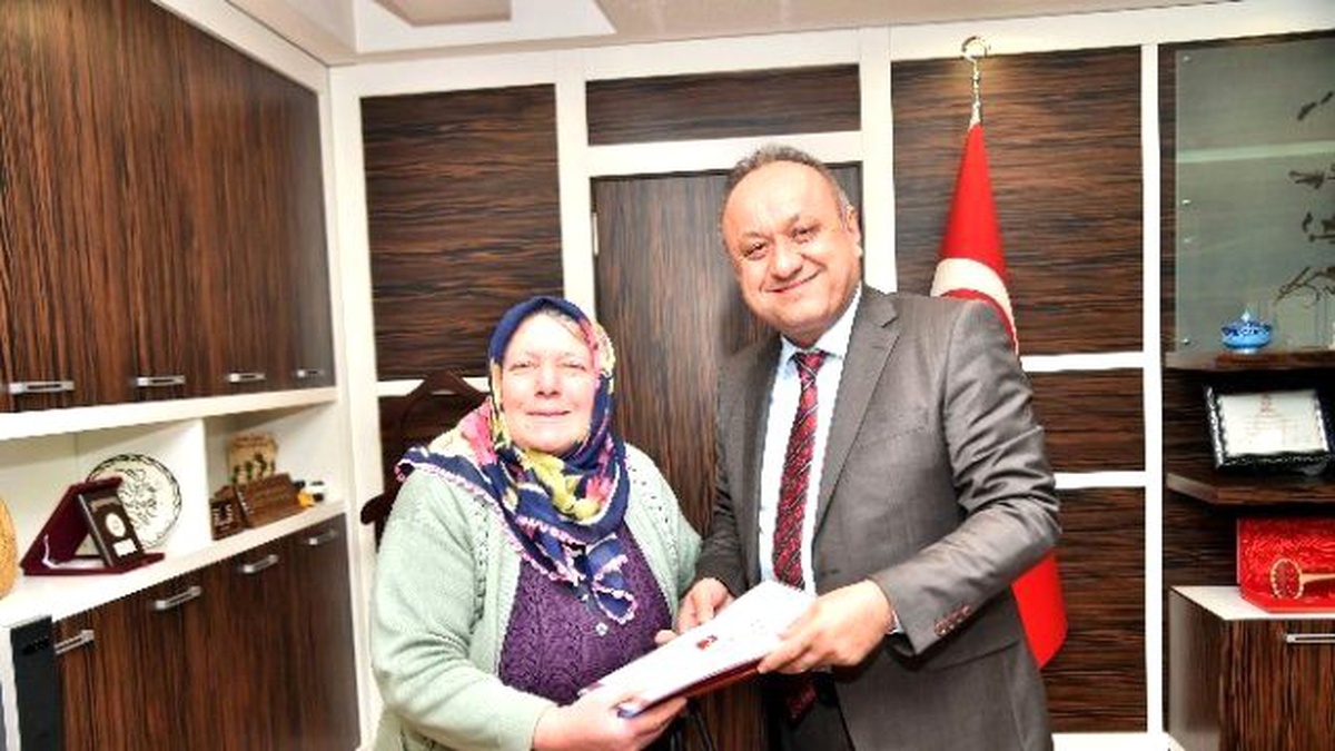 Kastamonu\'da Vatandaşlara Türk Bayrakları Dağıtıldı