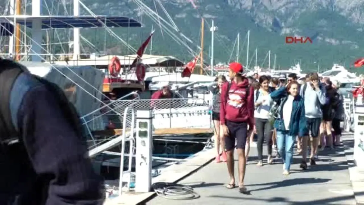 Kemer - Turistleri Taşıyan Tekne Kayalıklara Çarpmaktan Son Anda Kurtarıldı