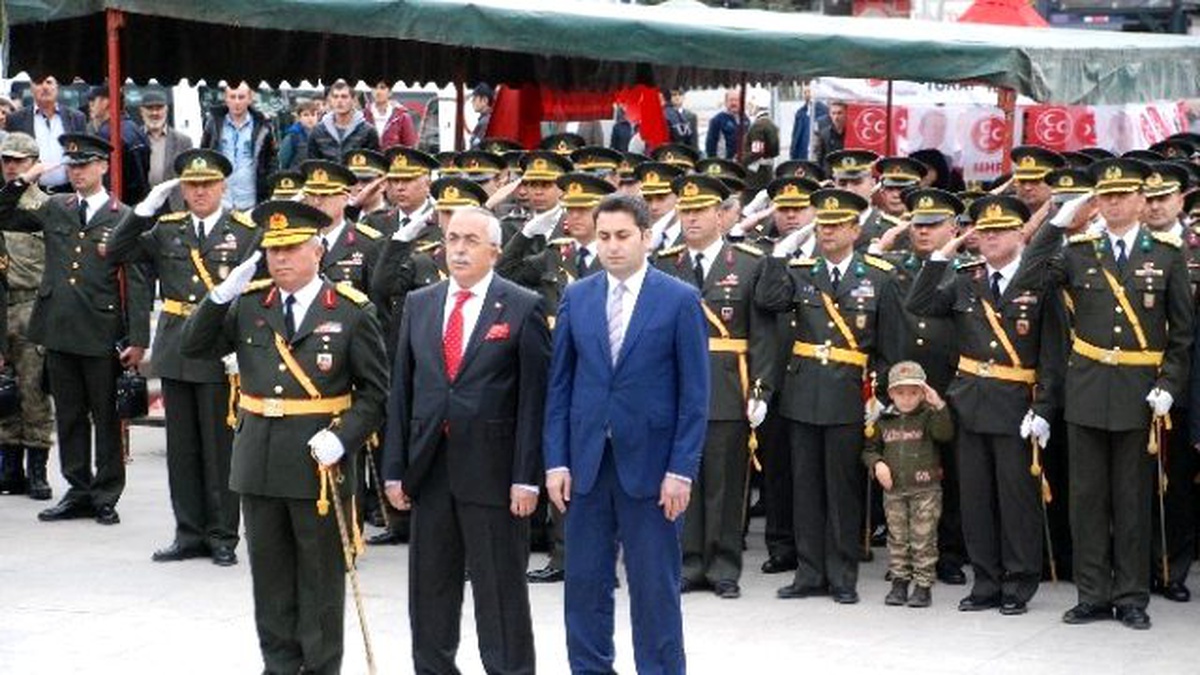 Komutanların Arasındaki Minikten Asker Selamı