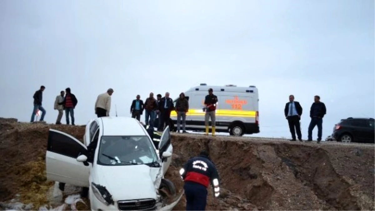 Kontrolden Çıkan Otomobil Kayaya Çarptı: 1 Yaralı
