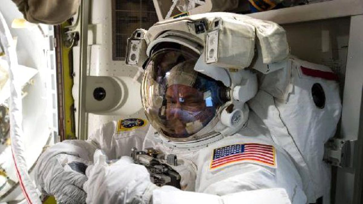 Live Spacewalk Record Attempt Broadcasted By Nasa