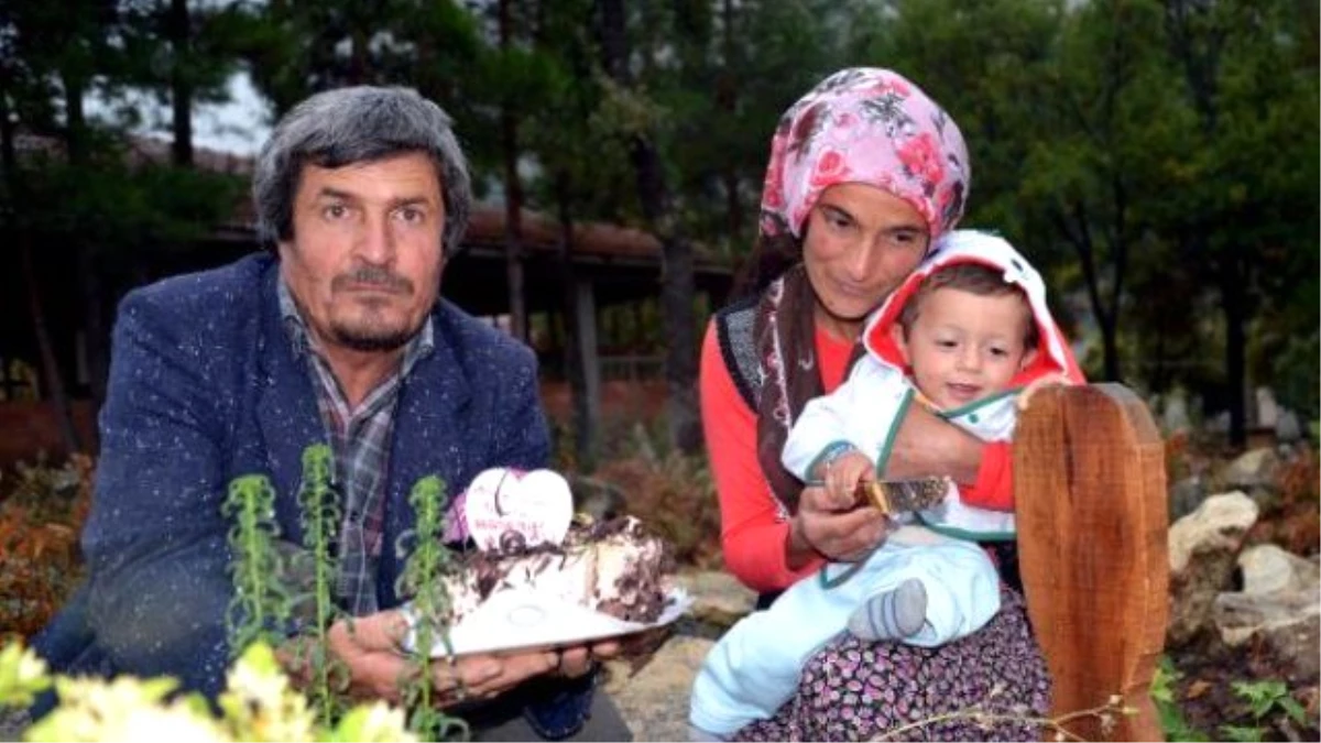 Madenci Çocuğu Mezar Başında Doğum Günü Kutladı