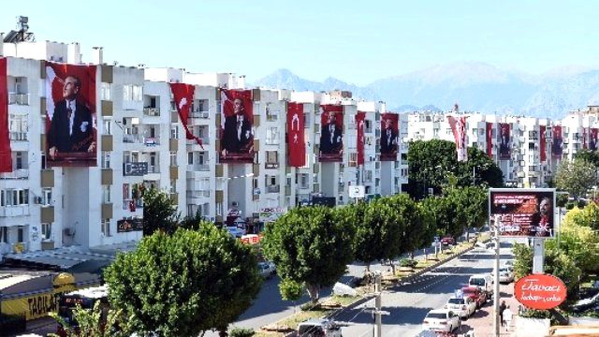 Muratpaşa Belediyesi Atatürk Bayrağı ve Atatürk Posteri Dağıttı