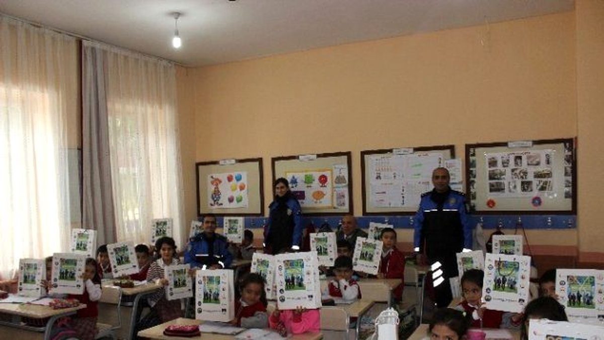 Polisten Öğrencilere Kırtasiye Desteği