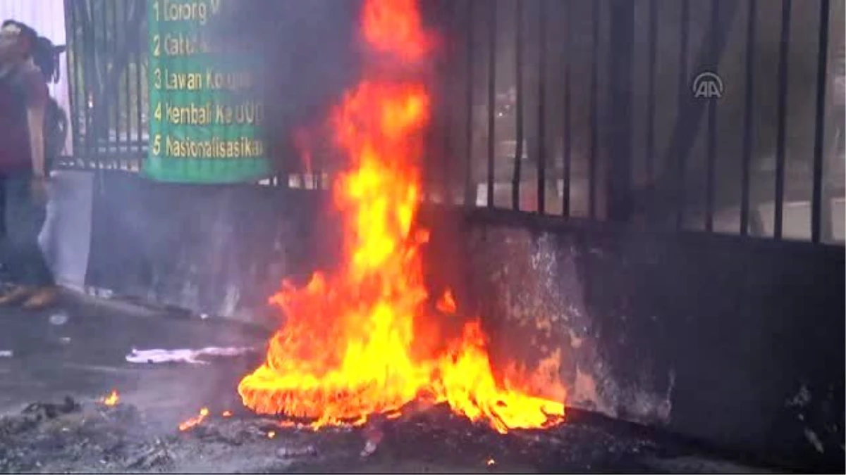 Protestocu Öğrenciler Meclis Kapısını Ateşe Verdi