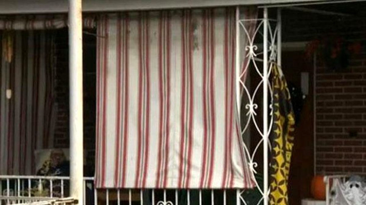 Genç Kadın, Sevgilisiyle Köpeğini Yatak Odasında Bastı!