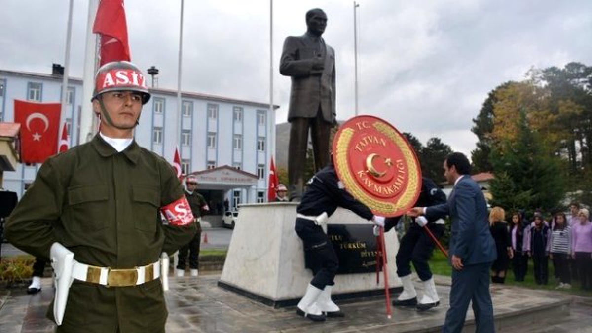 Tatvan\'da Çelenk Sunma Töreni Düzenlendi