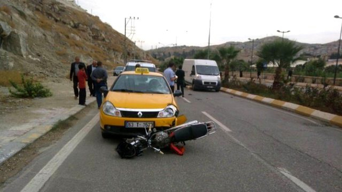 Ticari Taksinin Çarptığı Motosikletli Ağır Yaralandı