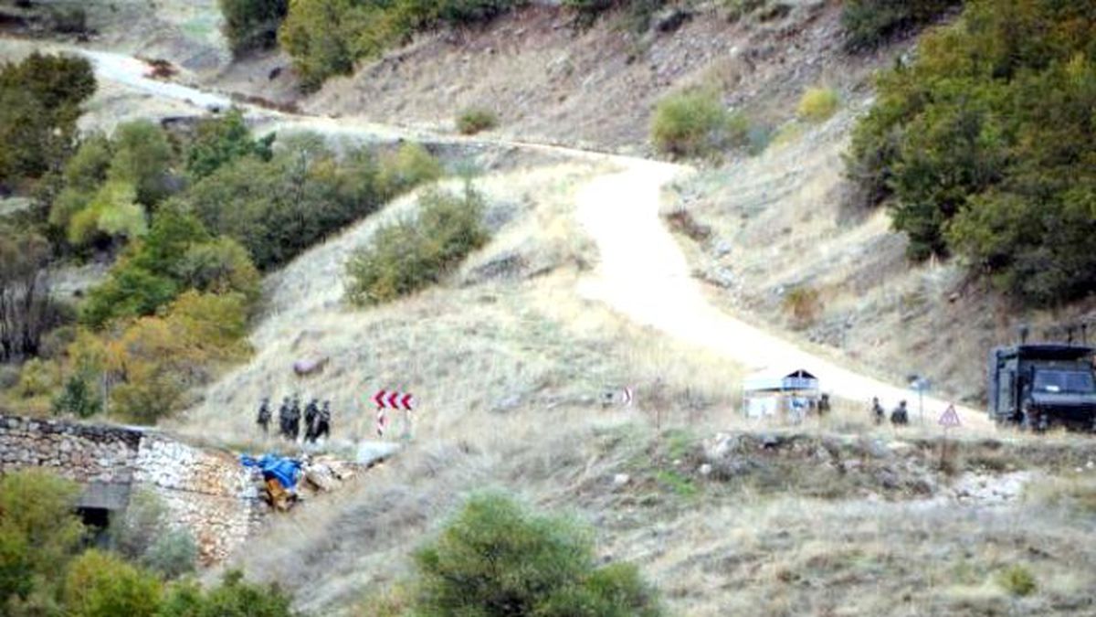 PKK'lıların Karayoluna Tuzakladığı Bomba Son Anda Fark Edildi