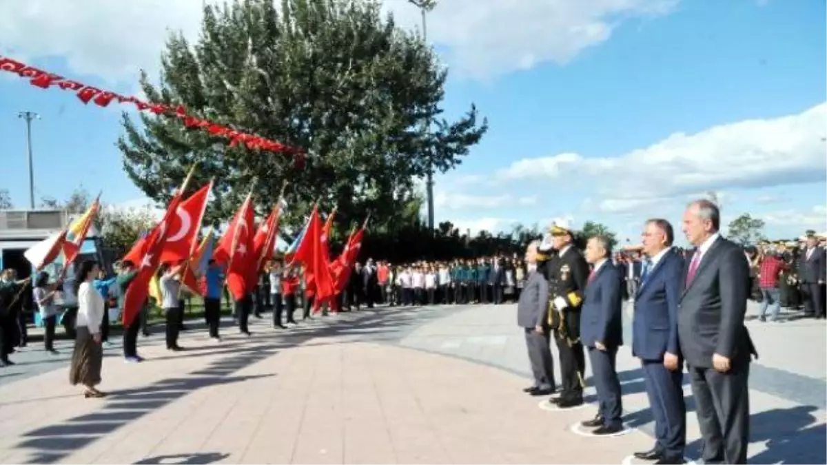 Yalova\'da Atatürk Anıtı\'na Çelenk Bıraktılar