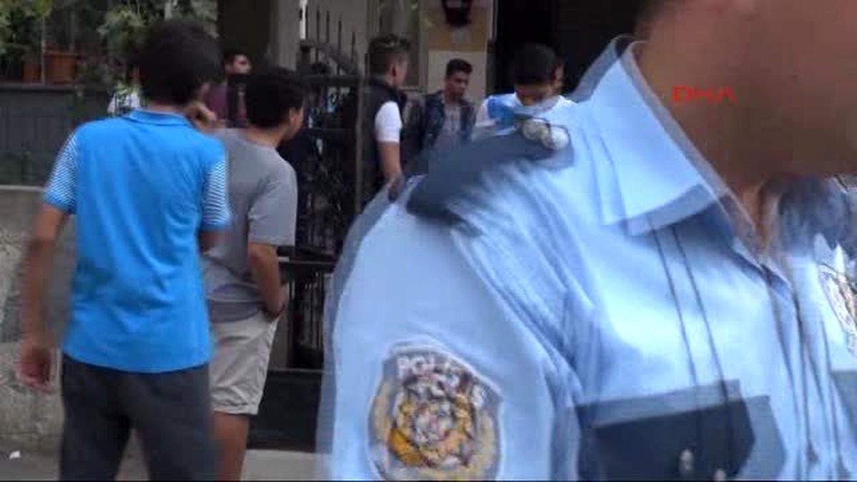 Adana Liselilerin Bıçaklı Sopalı Kavgası Güvenlik Kamerasında