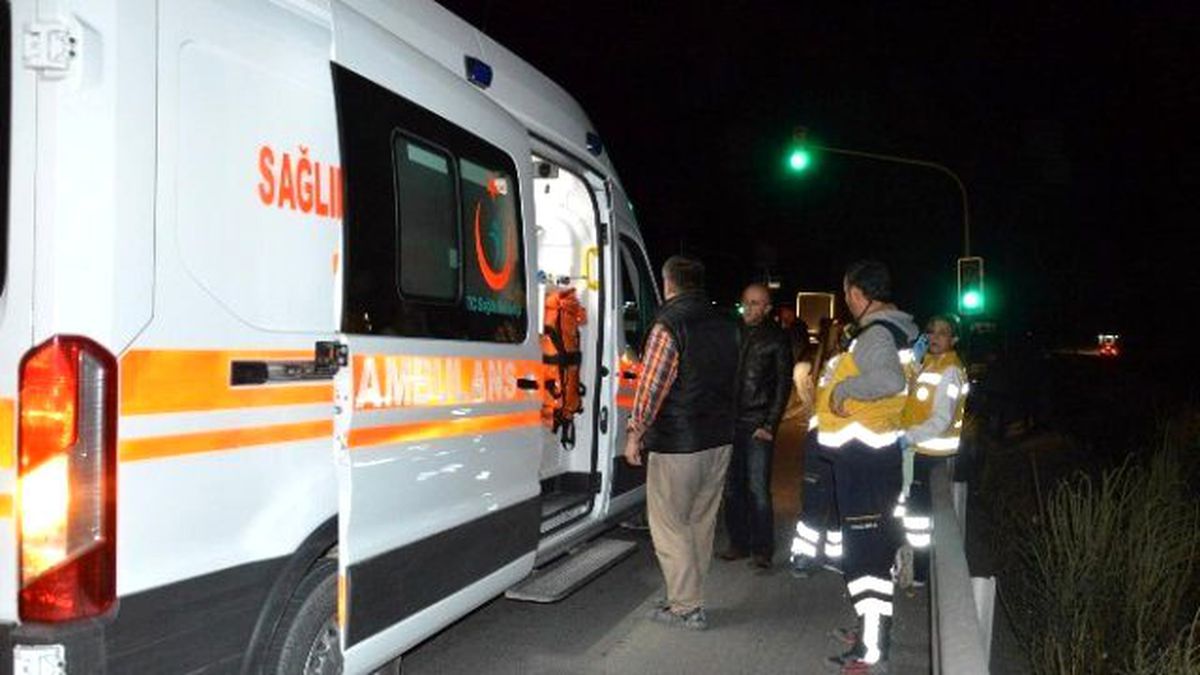AK Parti Seçim Aracı Kaza Yaptı: 5 Yaralı