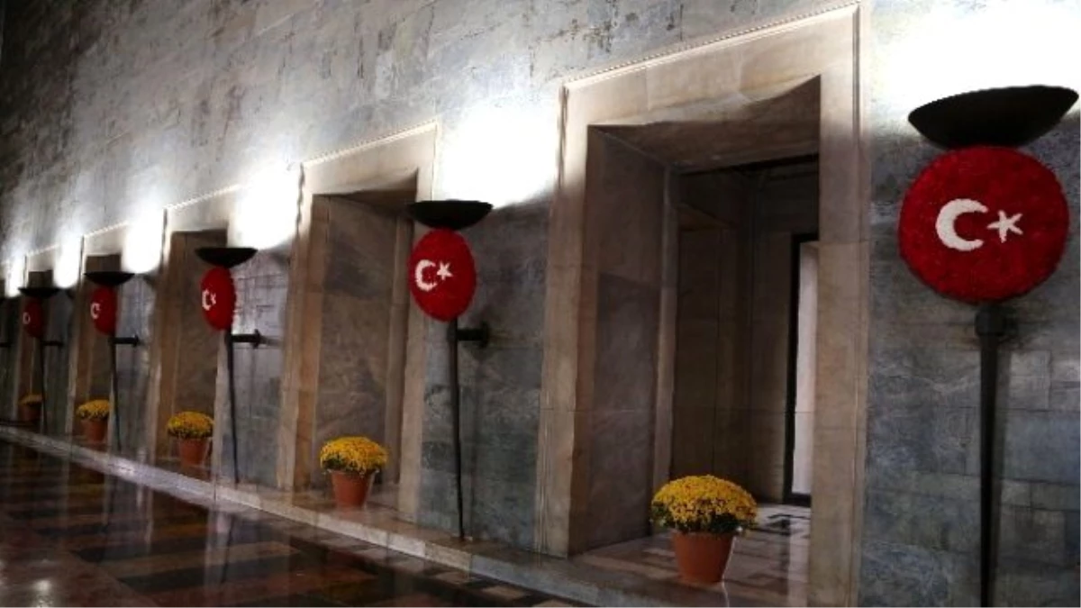 Anıtkabir\'i Cumhuriyet\'in 92. Yılında Çiçek Bahçesine Çevirdiler