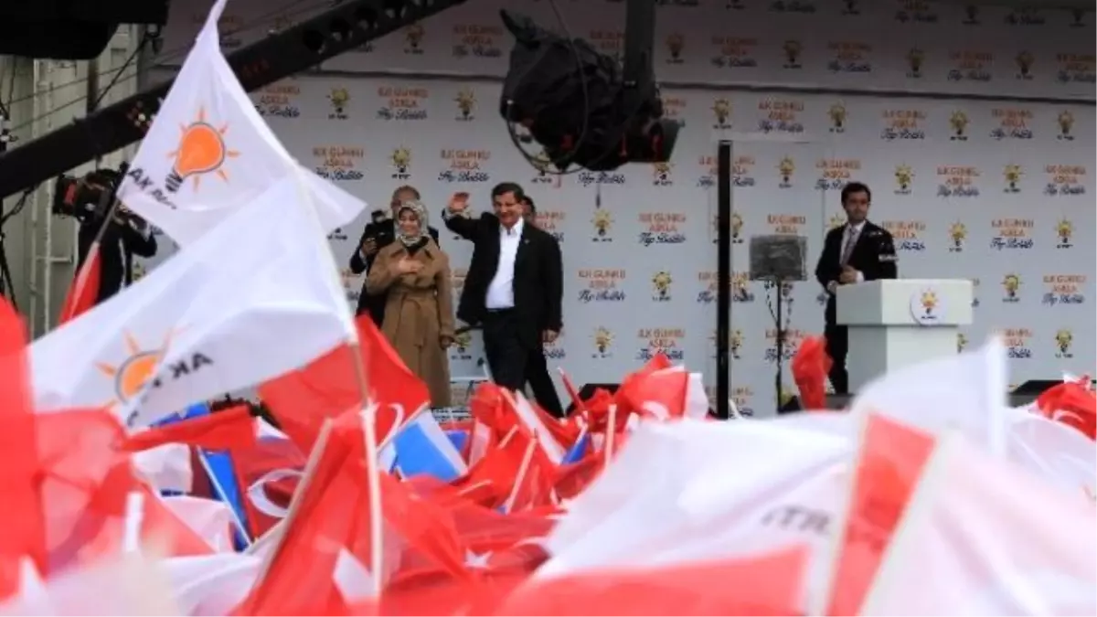 Başbakan Davutoğlu Diyarbakır Mitingi Öncesinde Beyaz Güvercin Uçurdu