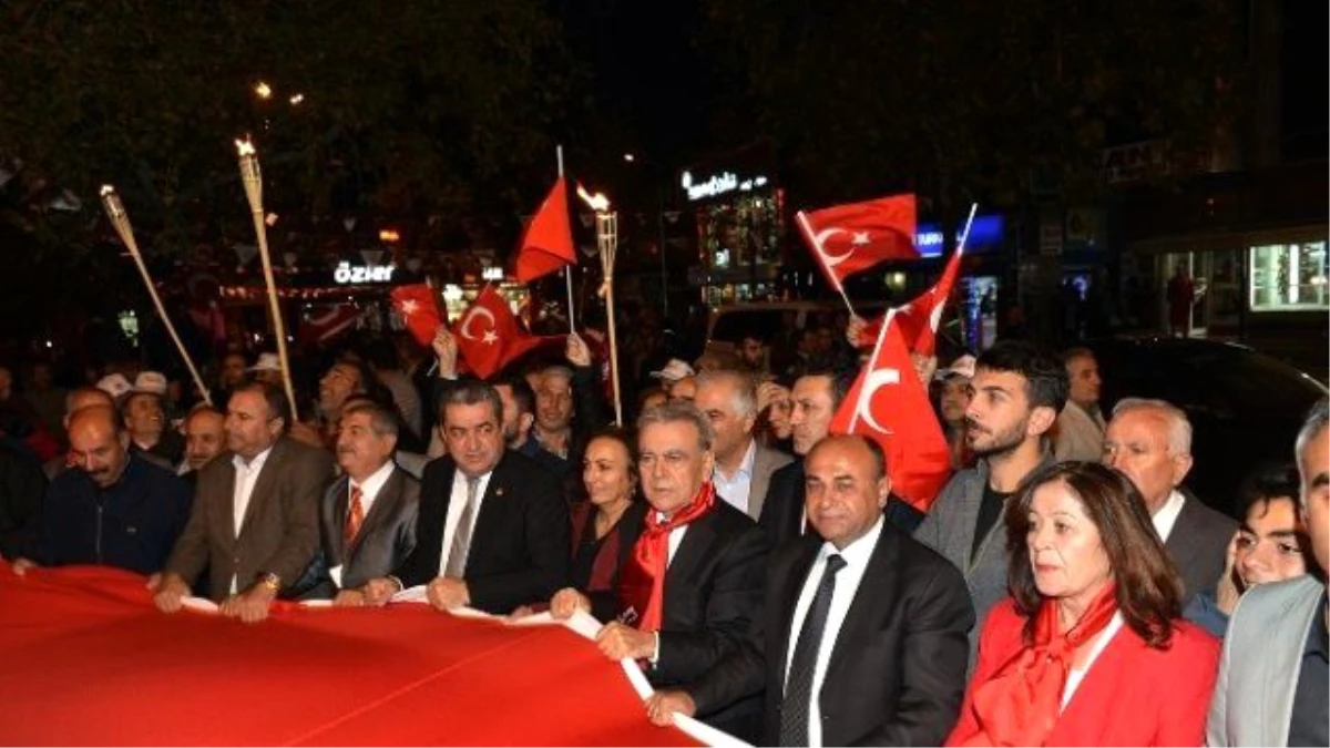 Başkan Hasan Arslan Bayrak Dağıttı