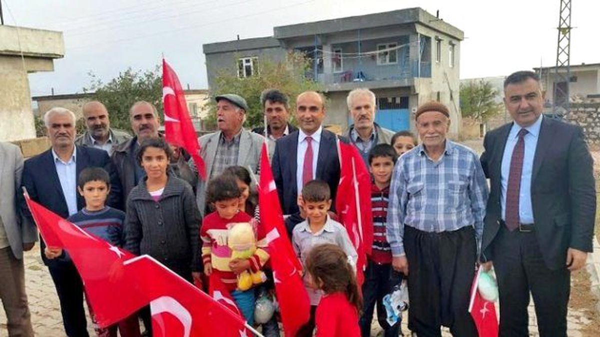 Belediye Başkanı Özdemir\'den Çocuklara Türk Bayrağı