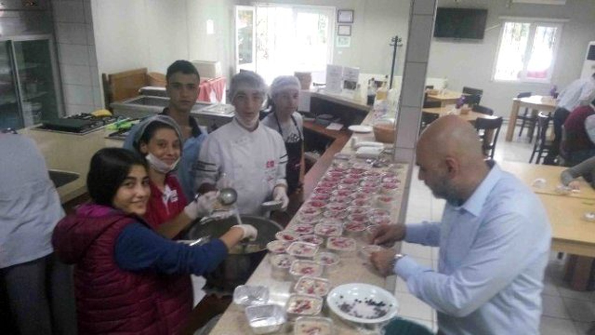 Beyaz Kalpler\'in Öğrencilerinden Aşure İkramı