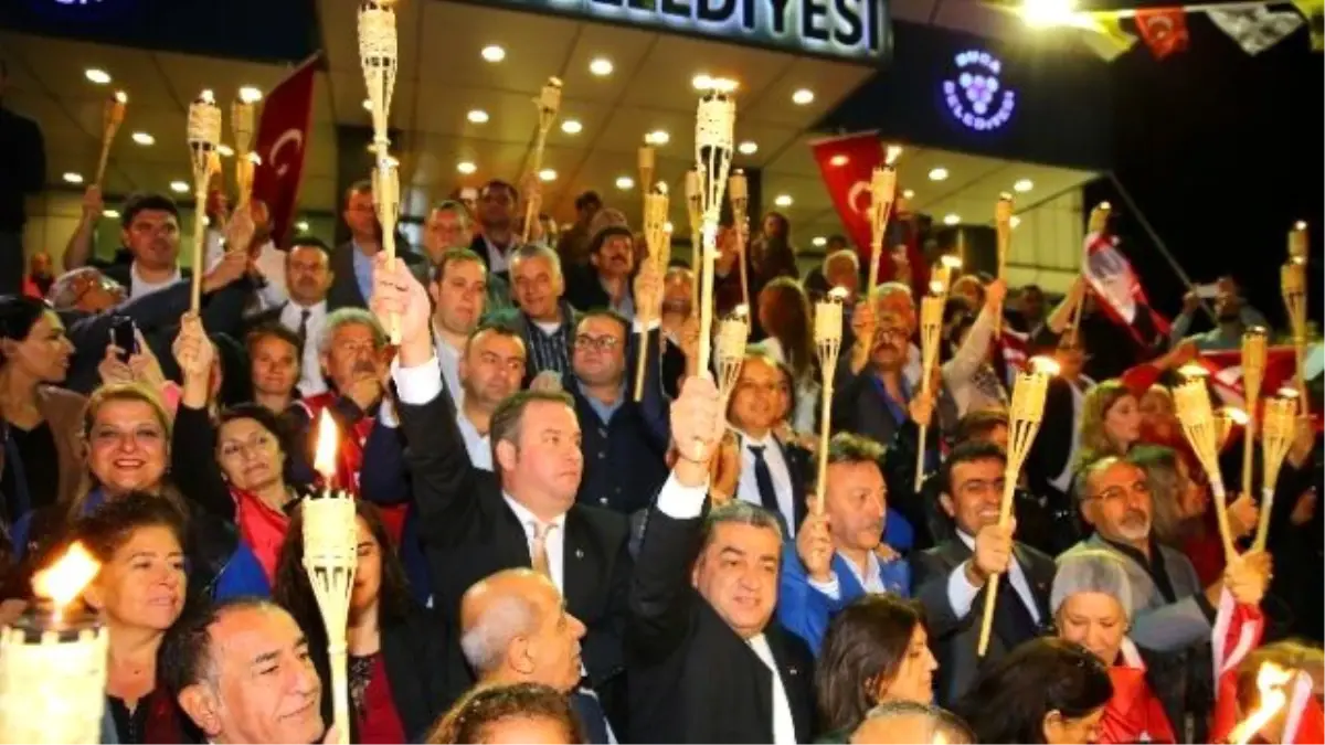 Buca Cumhuriyet Meşaleleriyle Aydınlandı