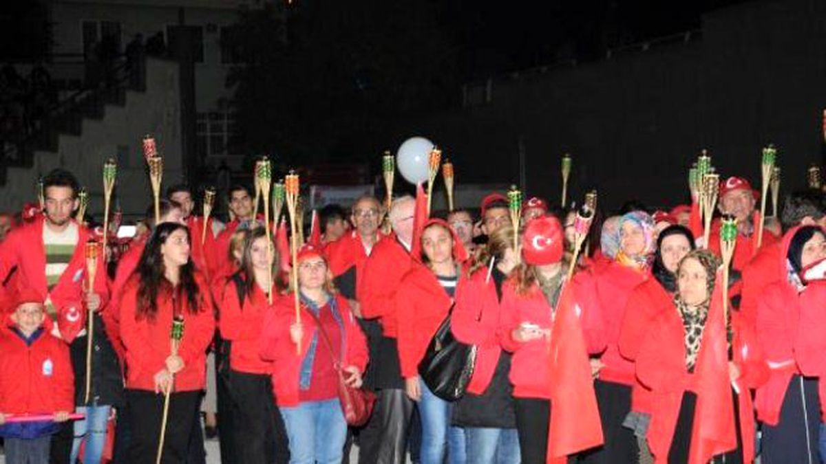 Bursa\'da, Bin 923 Kişi Meşalelerle Türk Bayrağı Oluşturdu