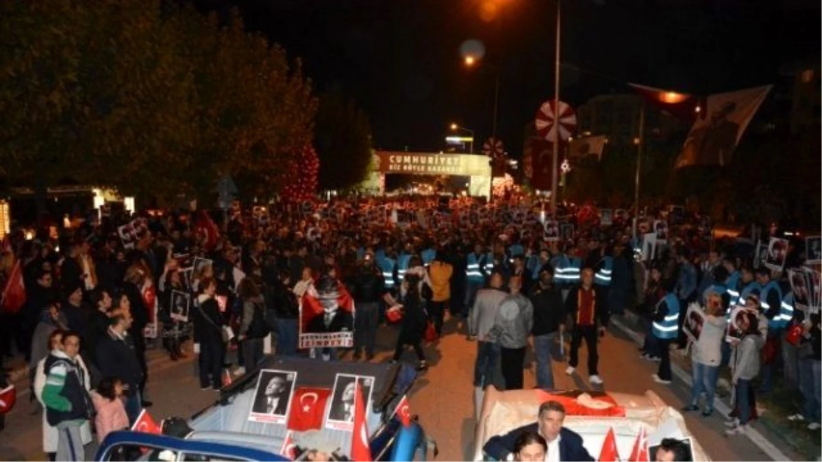 Bursa\'da Binlerce Kişi Sessizce Cumhuriyet İçin Yürüdü...