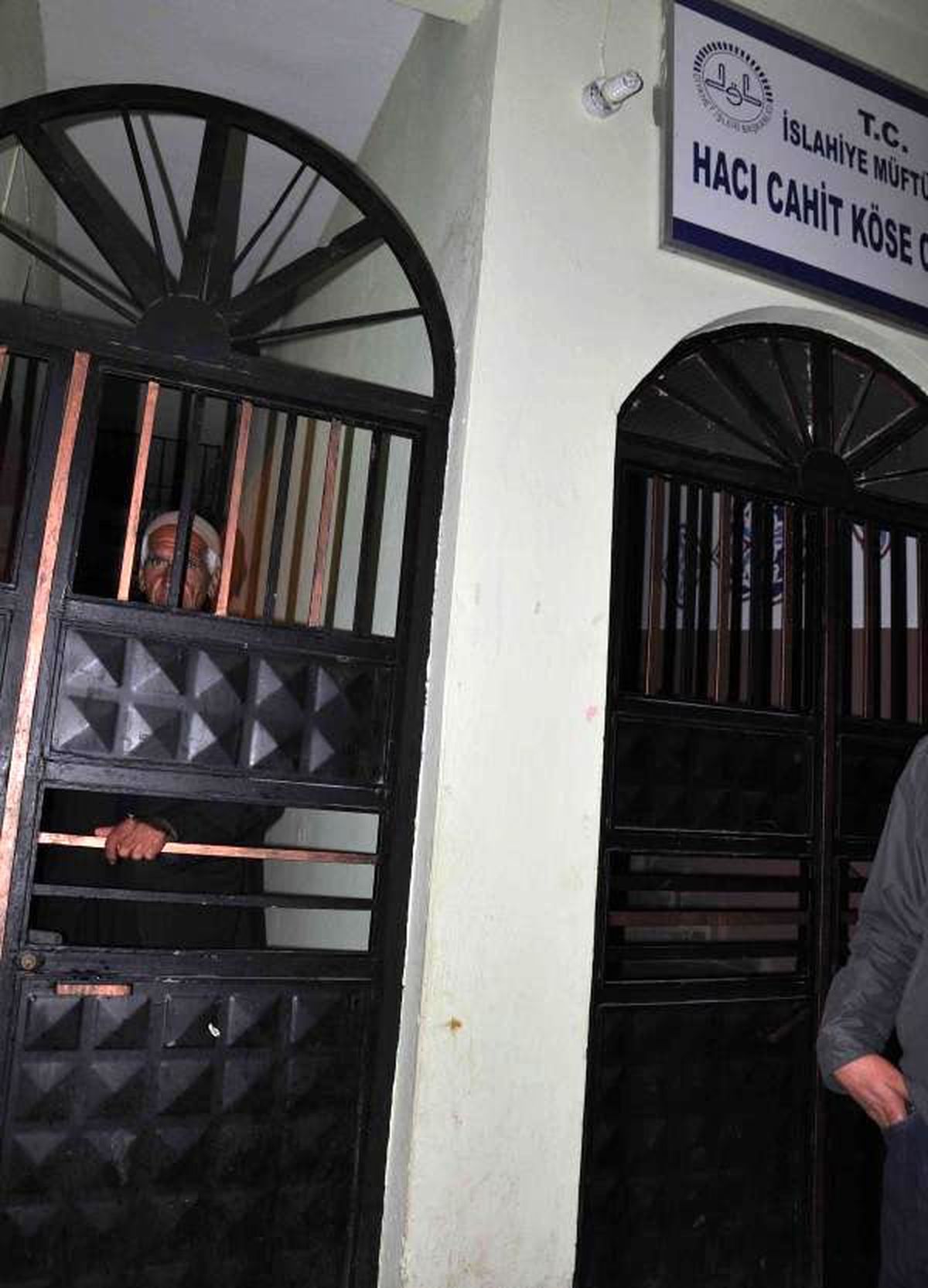 Yaşlı Adam Cami Tuvaletinde Mahsur Kaldı