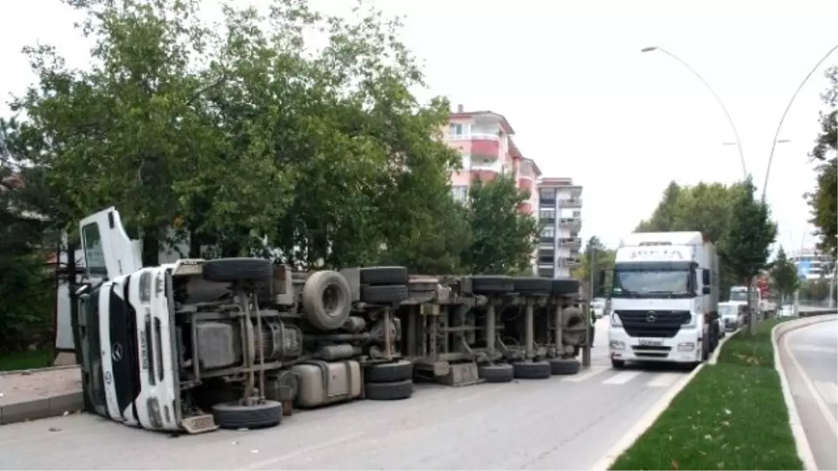 Çankırı\'da Kontrolden Çıkan Tır Devrildi