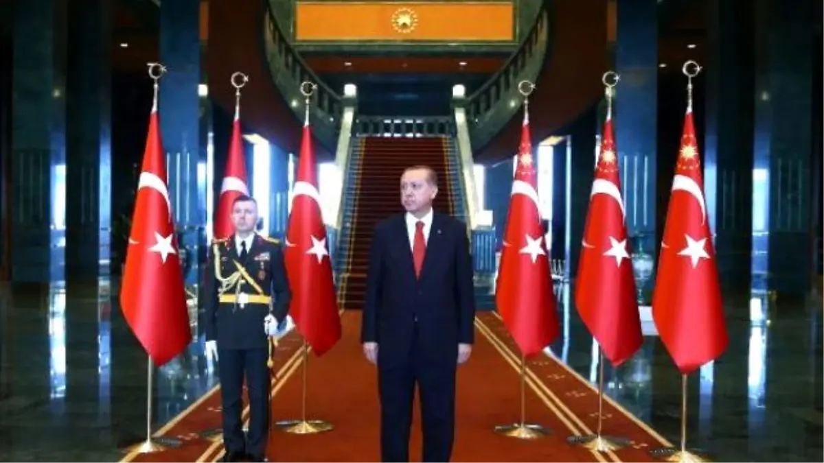 Cumhurbaşkanı Erdoğan, Cumhurbaşkanlığı Külliyesi\'nde Tebrikleri Kabul Etti