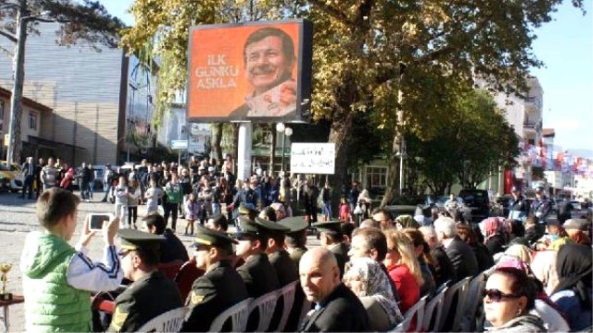 Cumhuriyet Bayramı Töreninde AK Parti Reklamına Tepki