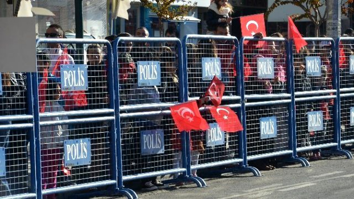 Cumhuriyet Bayramı Töreninde Bariyer Engeli