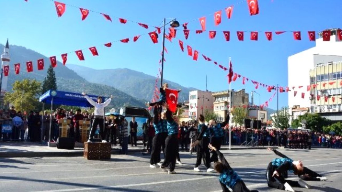 Cumhuriyet Coşkusu Manisa\'ya Hakim Oldu